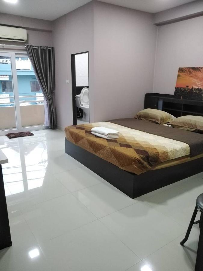 Hug Me Guesthouse Паттайя Экстерьер фото