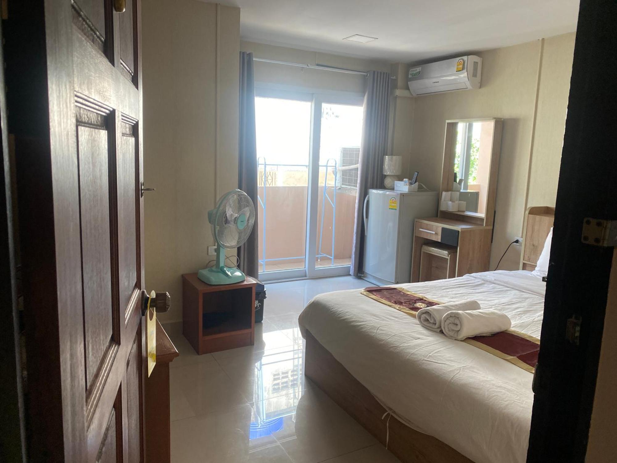 Hug Me Guesthouse Паттайя Экстерьер фото